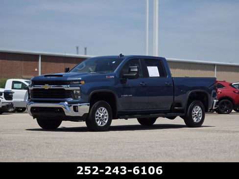 Used 2025 Chevrolet Silverado 2500 LT AWD/4WD image 3