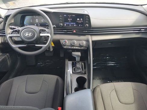 Used 2025 Hyundai Elantra SE FWD image 12