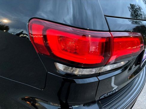 Used 2022 Jeep Grand Cherokee Laredo X image 22