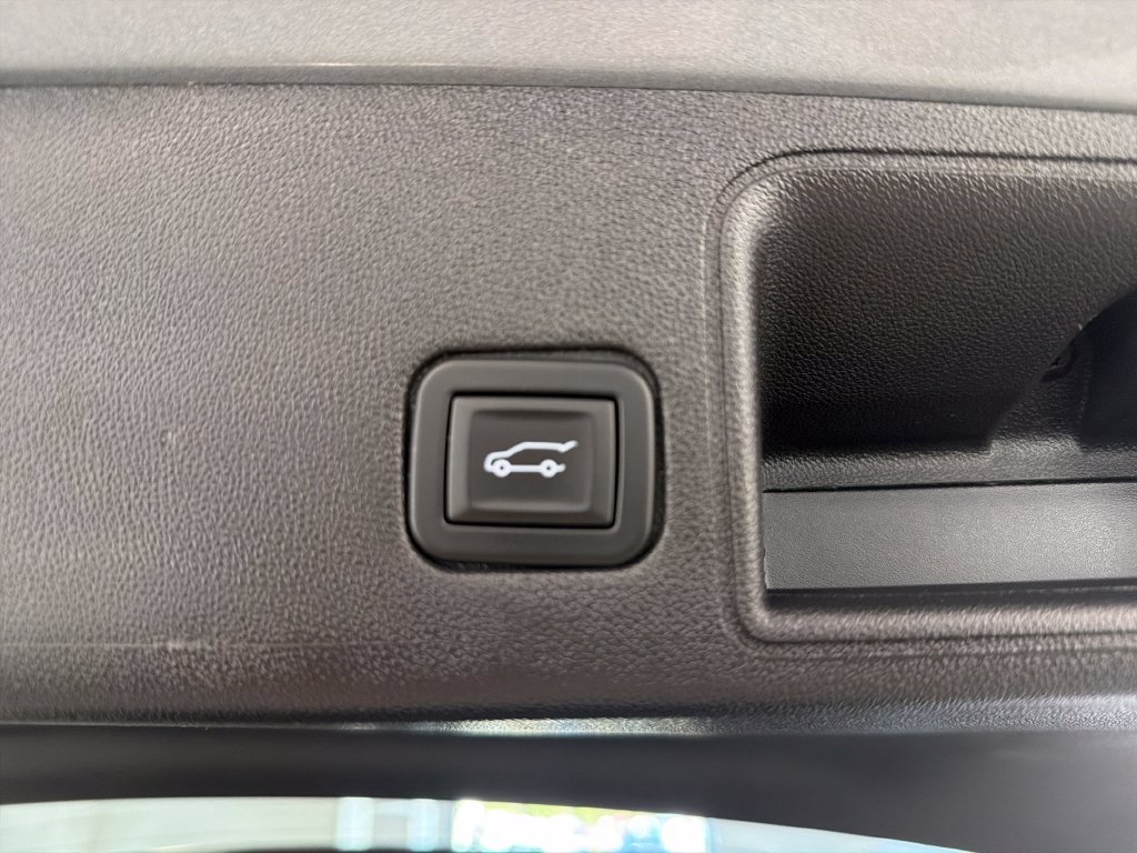 Used 2023 GMC Terrain SLE w/ Driver Convenience Package FWD image 9