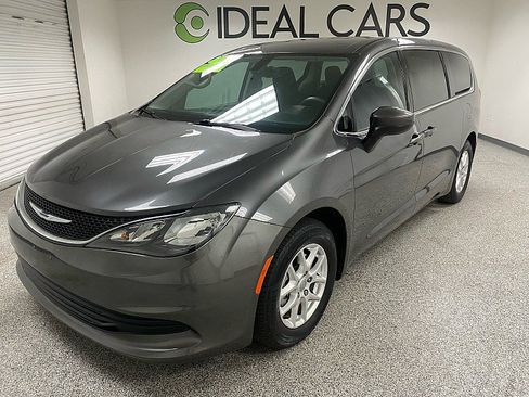 Used 2017 Chrysler Pacifica Touring image 1