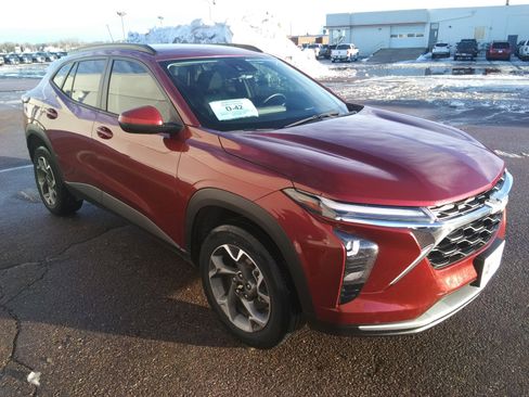 Used 2024 Chevrolet Trax LT w/ Driver Confidence Package image 4