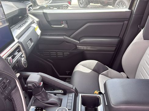 Used 2023 Toyota Highlander XLE AWD/4WD image 15