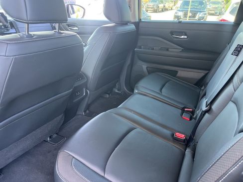 Used 2022 Nissan Pathfinder SL FWD image 31