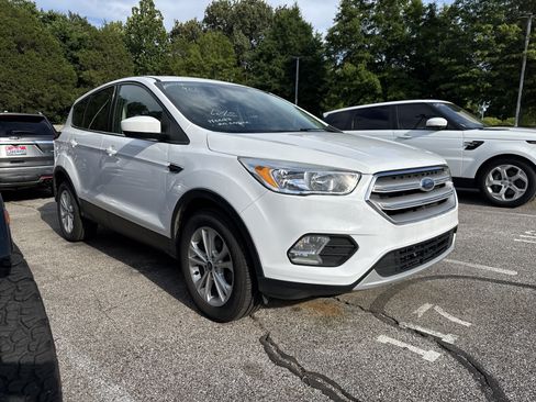 Used 2019 Ford Escape SE FWD image 1