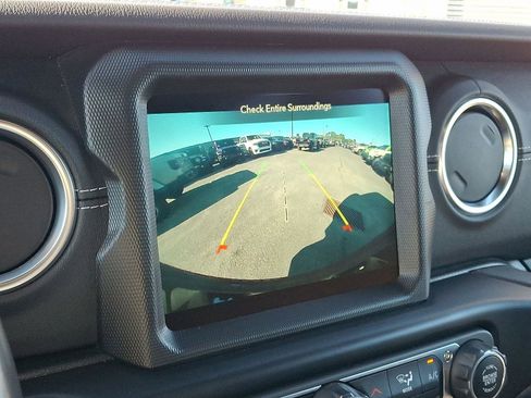 Used 2022 Jeep Wrangler Unlimited Sahara w/ Cold Weather Group image 28