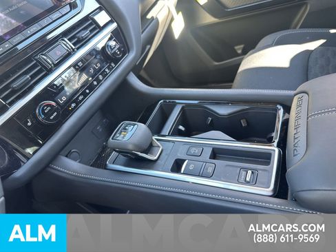 Used 2025 Nissan Pathfinder SV image 10