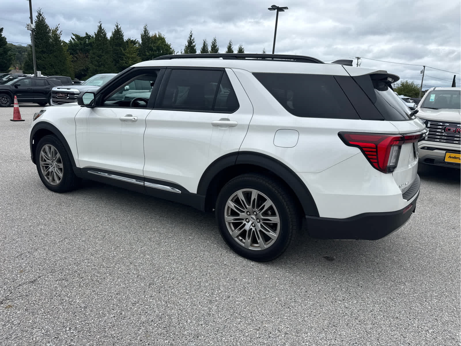 Used 2025 Ford Explorer Active w/ Active Comfort Package AWD/4WD image 3