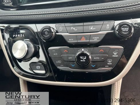 Used 2023 Chrysler Pacifica Limited FWD image 17