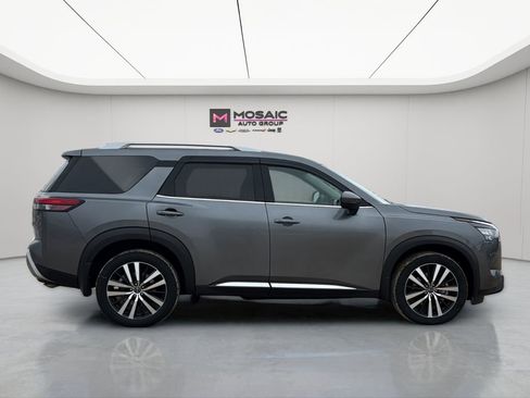 Used 2025 Nissan Pathfinder Platinum image 9
