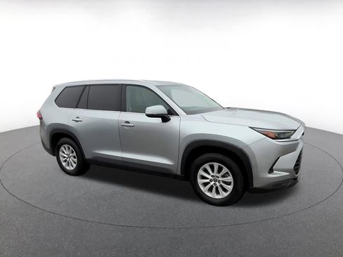 Used 2024 Toyota Grand Highlander XLE image 2