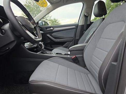 Used 2025 Volkswagen Jetta SE FWD image 15