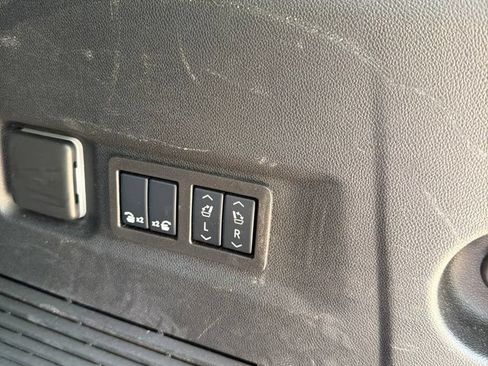 Used 2025 GMC Yukon XL Denali AWD/4WD image 17