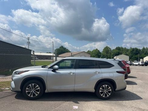 Used 2024 Toyota Highlander XLE FWD image 2