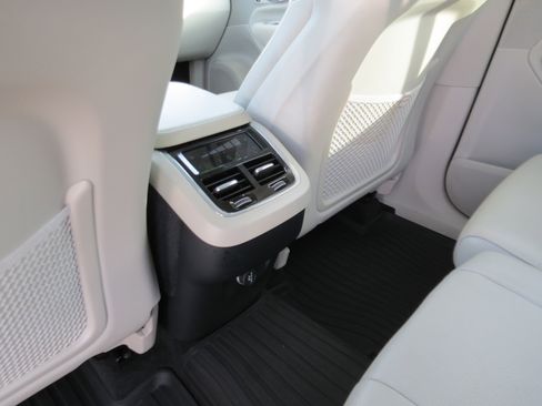 Used 2020 Volvo XC90 T6 Momentum w/ Protection Package Premier image 13