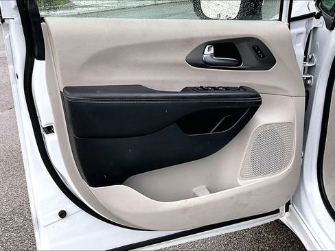 Used 2023 Chrysler Pacifica Touring-L image 20