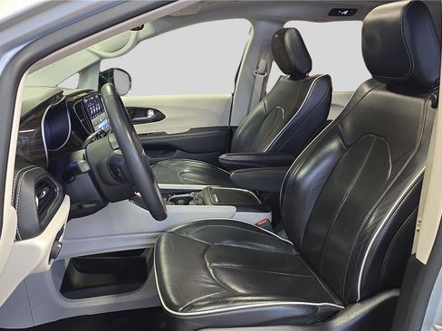 Used 2024 Chrysler Pacifica Limited image 11