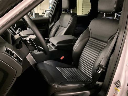 Certified 2025 Land Rover Discovery S image 15