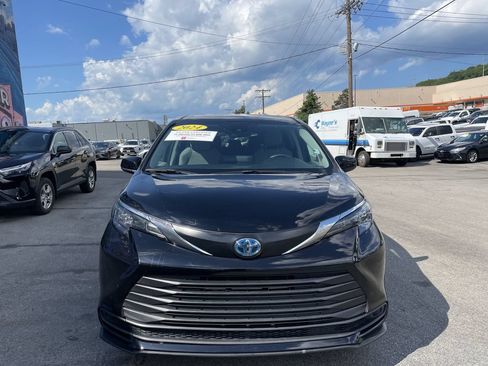 Certified 2024 Toyota Sienna LE AWD/4WD image 19