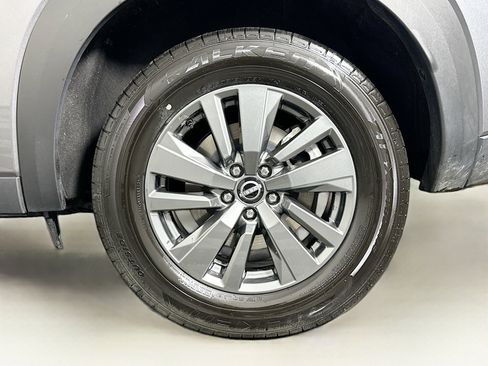 Used 2024 Nissan Pathfinder SV image 11