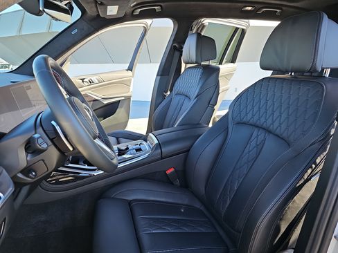 Used 2025 BMW X7 M60i image 17
