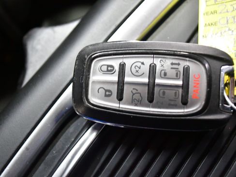 Used 2025 Chrysler Pacifica Select FWD image 36