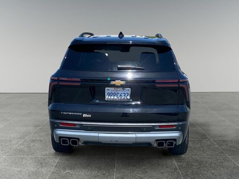 Used 2025 Chevrolet Traverse LT FWD image 4