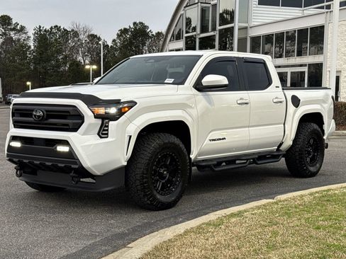 Used 2025 Toyota Tacoma SR5 image 5