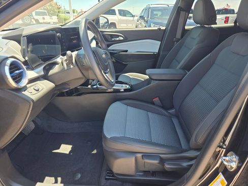 Used 2025 Chevrolet Trax LT w/ Driver Confidence Package FWD image 9