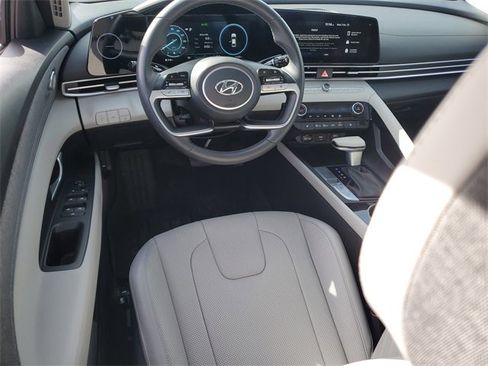 Used 2023 Hyundai Elantra Limited image 13
