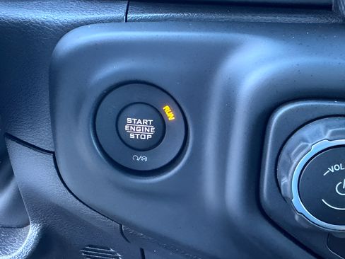 Used 2022 Jeep Gladiator Sport AWD/4WD image 18