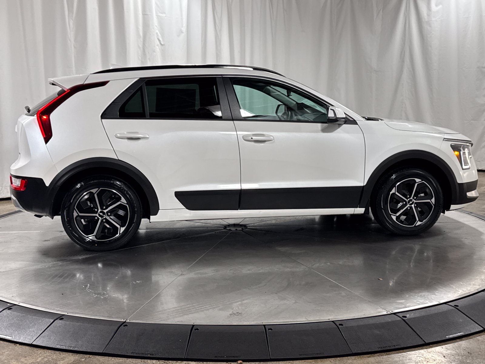 Used 2023 Kia Niro EX FWD image 6