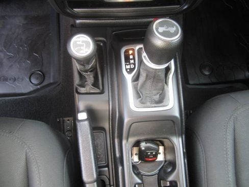 Used 2020 Jeep Wrangler Sport AWD/4WD image 21