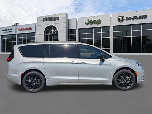 New 2026 Chrysler Pacifica Select image 2