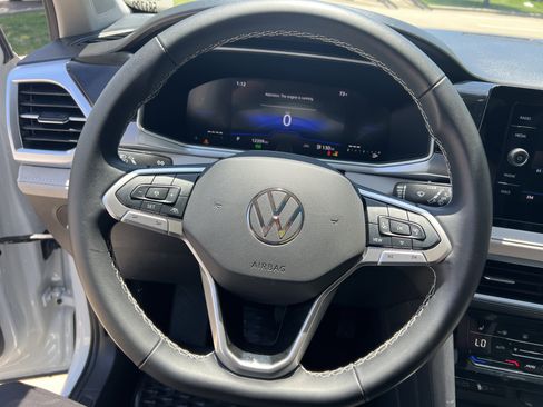 Used 2025 Volkswagen Taos SE w/ Panoramic Sunroof Package FWD image 16