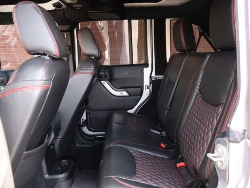 Used 2016 Jeep Wrangler Unlimited Rubicon image 15