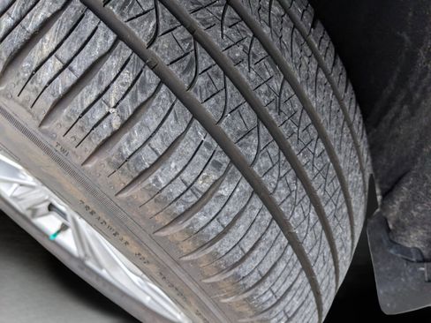 Used 2023 Ford Explorer XLT w/ Equipment Group 202A RWD image 41