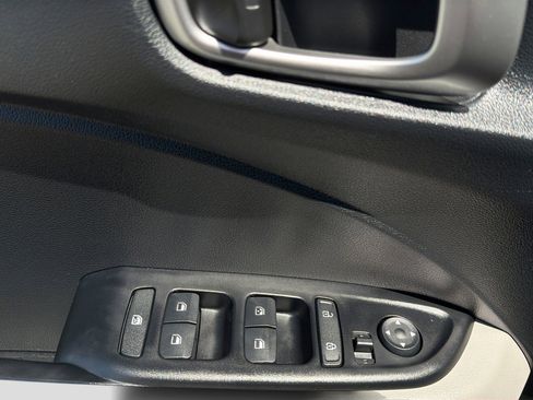 Certified 2022 Hyundai Venue SEL FWD image 16