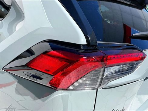 Used 2021 Toyota RAV4 XLE AWD/4WD image 22