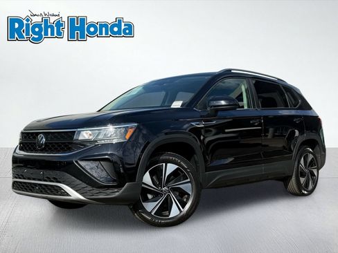 Used 2024 Volkswagen Taos SE AWD/4WD image 2