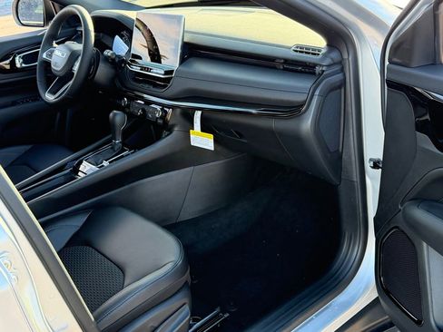 New 2026 Jeep Compass Latitude image 17