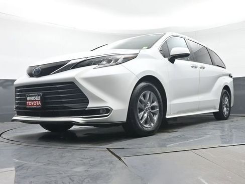 Used 2022 Toyota Sienna XLE image 34