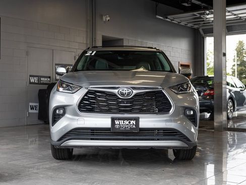 Used 2021 Toyota Highlander Platinum image 3
