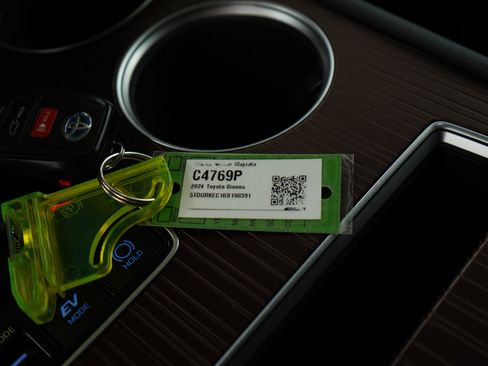 Used 2024 Toyota Sienna XLE image 32