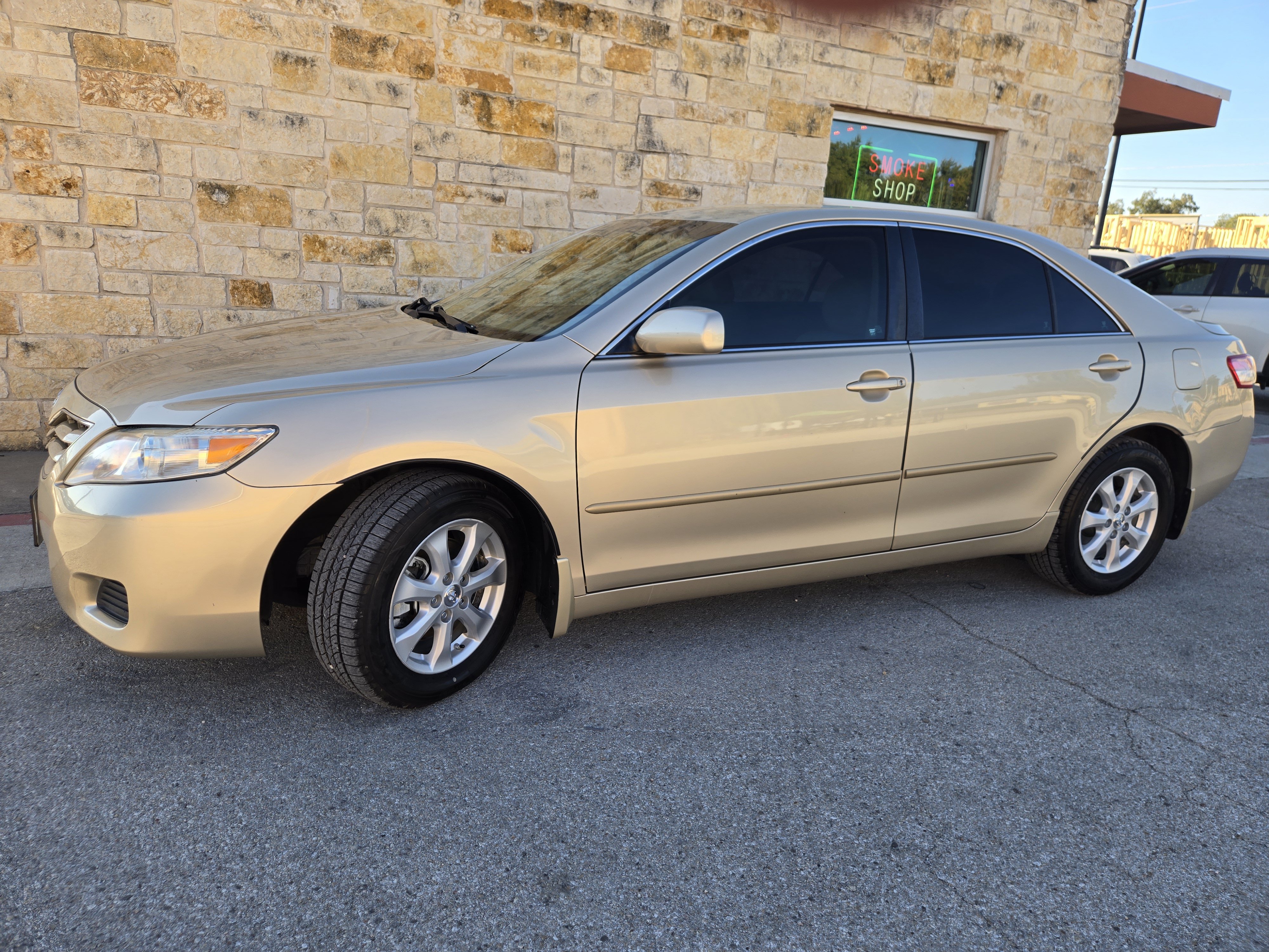 Used 2011 Toyota Camry LE w/ LE Extra-Value Pkg FWD image 2