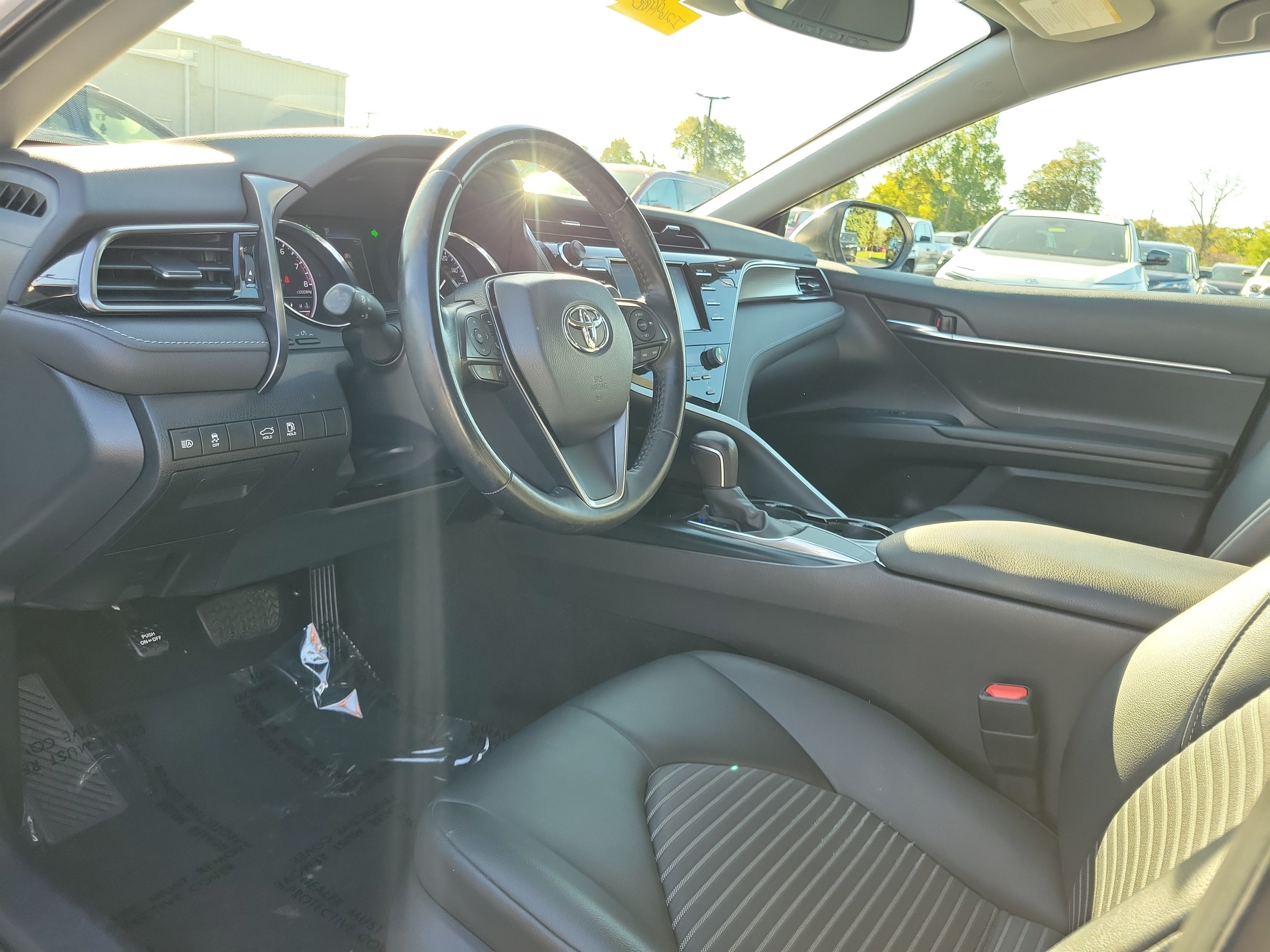 Used 2020 Toyota Camry SE w/ Convenience Package FWD image 19