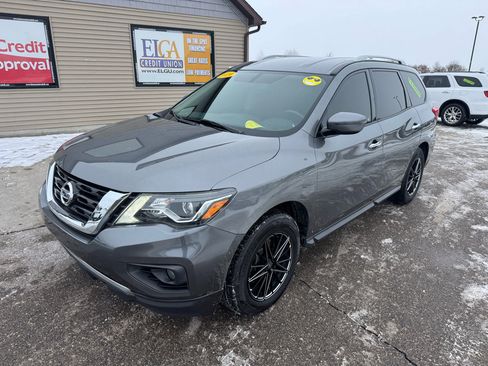 Used 2019 Nissan Pathfinder SV image 1