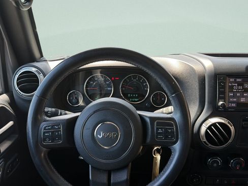 Used 2018 Jeep Wrangler Sahara w/ Connectivity Group AWD/4WD image 16