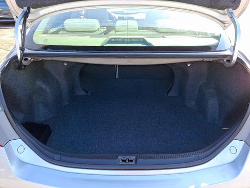 Used 2011 Toyota Camry LE image 29