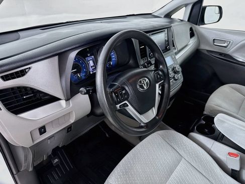 Certified 2018 Toyota Sienna LE FWD image 10